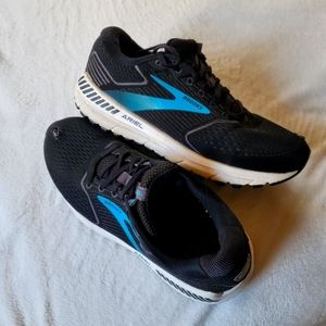 Brooks Ariel 20 women's dark blue black size 10.5